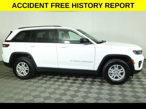 Used 2023 Jeep Grand Cherokee Laredo RWD image 2