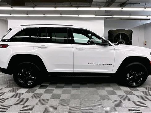 Used 2024 Jeep Grand Cherokee Limited w/ Luxury Tech Group II AWD/4WD image 15