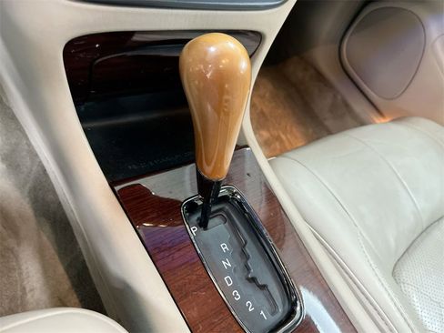 Used 2002 Cadillac De Ville DTS w/ Premium Equipment Pkg image 16