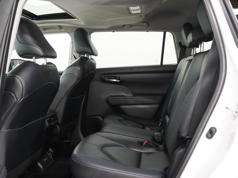 Used 2025 Toyota Highlander XLE AWD/4WD image 16