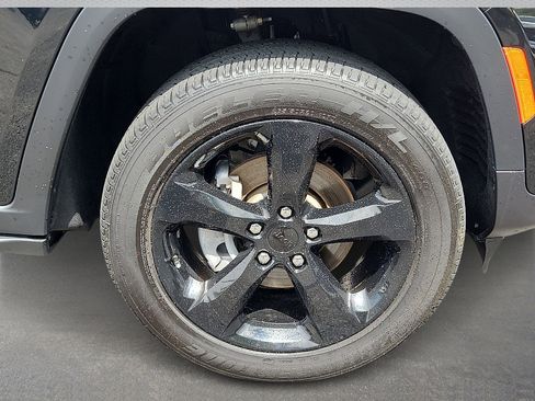 Certified 2025 Jeep Grand Cherokee Altitude AWD/4WD image 8