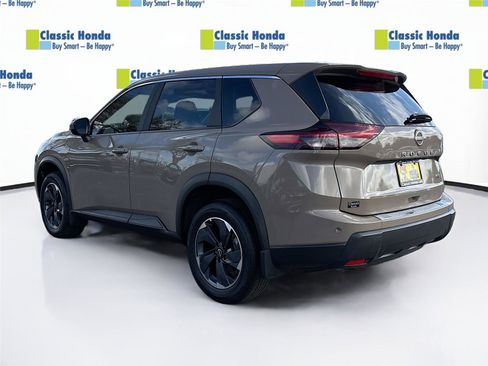 Used 2024 Nissan Rogue SV image 5