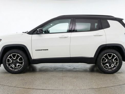 Used 2025 Jeep Compass Trailhawk image 5