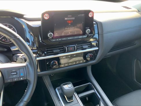 Used 2025 Nissan Pathfinder SV image 6