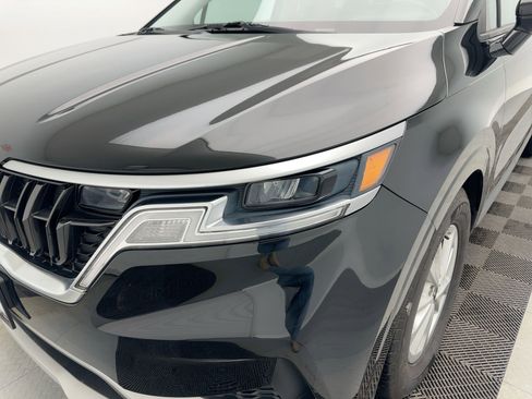 Used 2022 Kia Carnival LX image 11