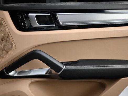 Used 2019 Porsche Cayenne Turbo w/ Premium Plus Package image 65