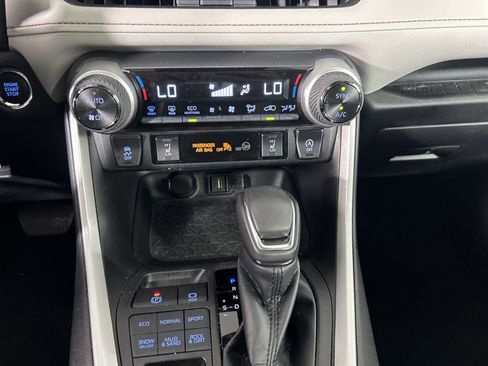 Used 2022 Toyota RAV4 XLE Premium image 26