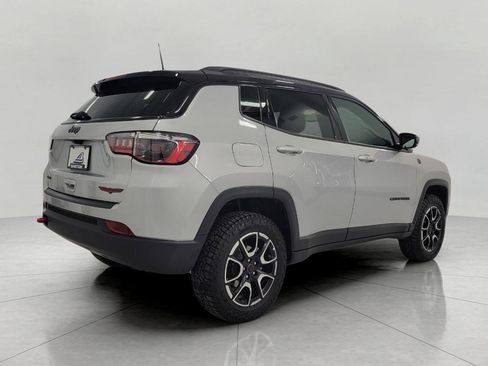 Used 2025 Jeep Compass Trailhawk image 18
