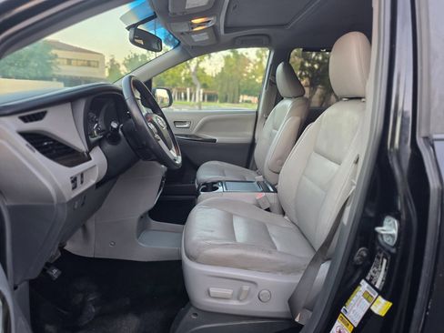 Used 2017 Toyota Sienna XLE FWD image 21