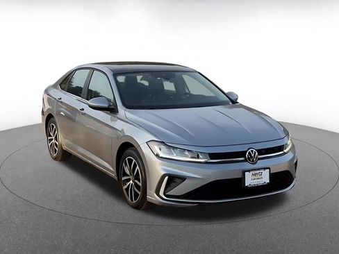 Used 2025 Volkswagen Jetta SE image 3