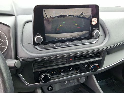 Used 2024 Nissan Rogue S FWD image 15