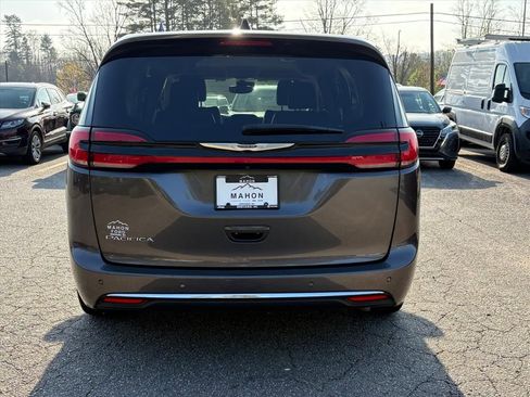 Used 2023 Chrysler Pacifica Touring-L FWD image 4