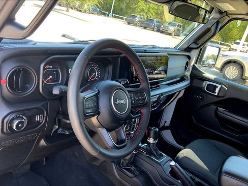 Used 2025 Jeep Wrangler Unlimited Rubicon image 17