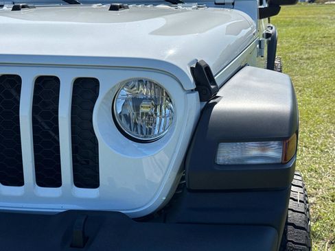 Used 2020 Jeep Gladiator Sport w/ Quick Order Package 24S image 9