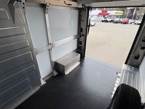 Used 2024 Chevrolet Brightdrop 400 w/ Commercial Equipment Package image 6