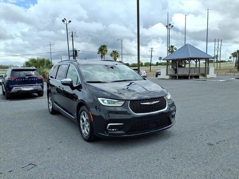 Used 2023 Chrysler Pacifica Limited FWD image 2