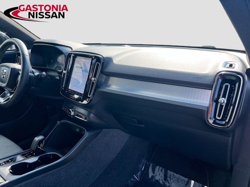 Used 2024 Volvo XC40 B5 Core image 38