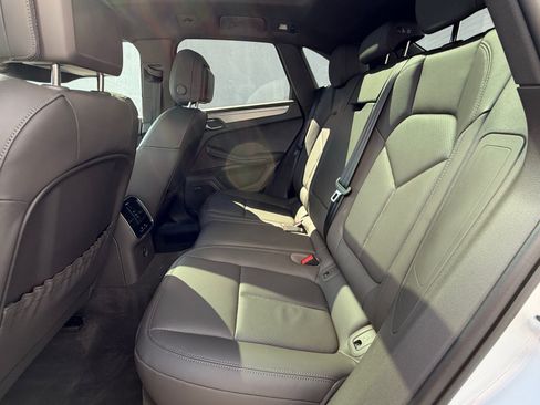 Certified 2025 Porsche Macan AWD/4WD image 20