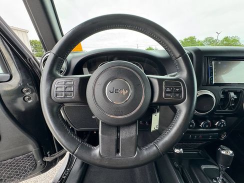 Used 2017 Jeep Wrangler Unlimited Rubicon w/ Connectivity Group AWD/4WD image 21