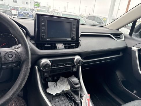 Used 2022 Toyota RAV4 XLE image 17
