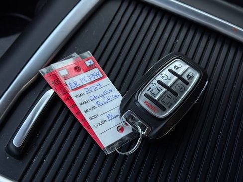 Used 2024 Chrysler Pacifica Touring-L image 40