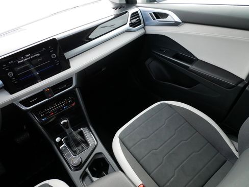 Certified 2025 Volkswagen Taos SE image 11