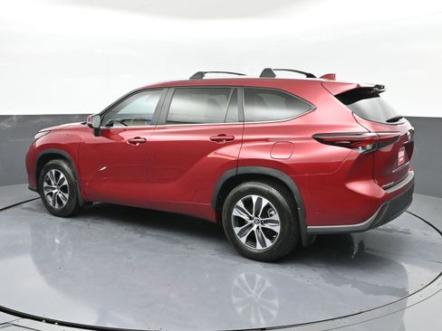 Certified 2024 Toyota Highlander XLE image 28