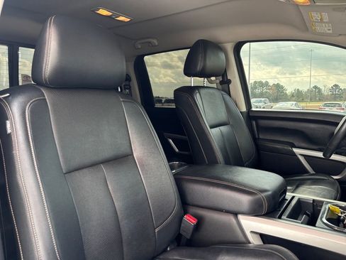Used 2018 Nissan Titan SL image 16
