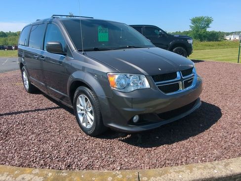 Used 2019 Dodge Grand Caravan SXT FWD image 2