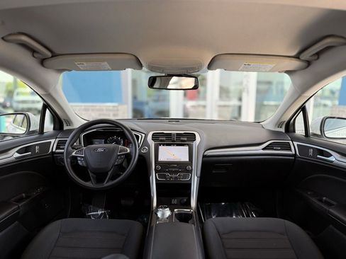 Used 2019 Ford Fusion SE FWD image 2