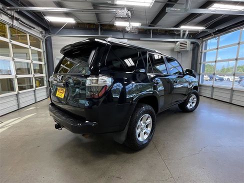 Used 2018 Toyota 4Runner SR5 AWD/4WD image 5