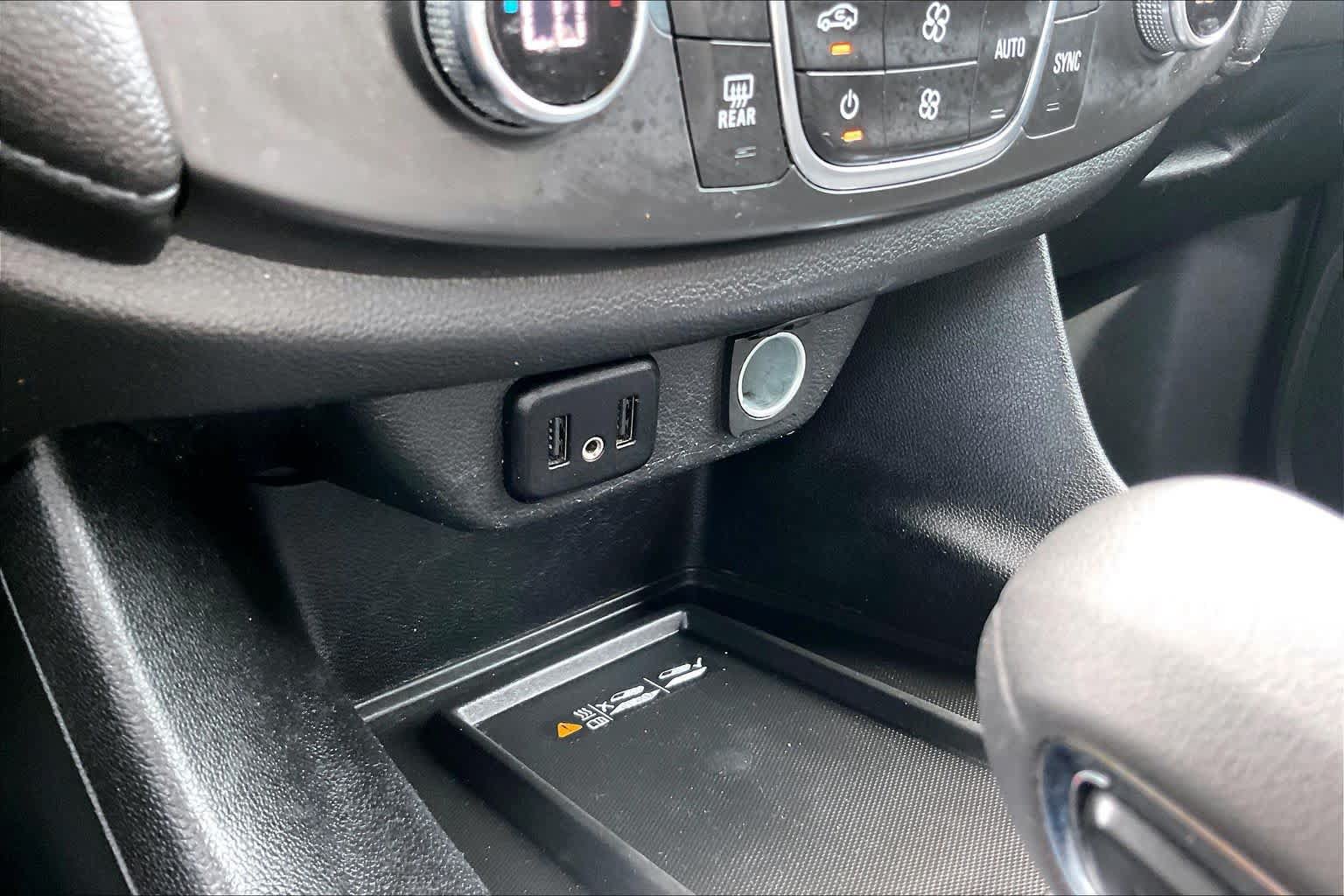 Used 2022 Chevrolet Traverse LT FWD image 33