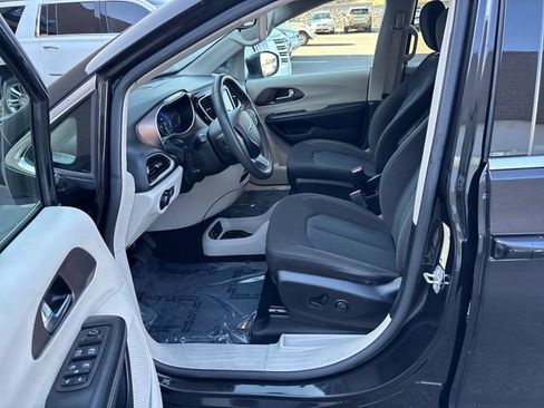 Used 2023 Chrysler Voyager LX FWD image 12