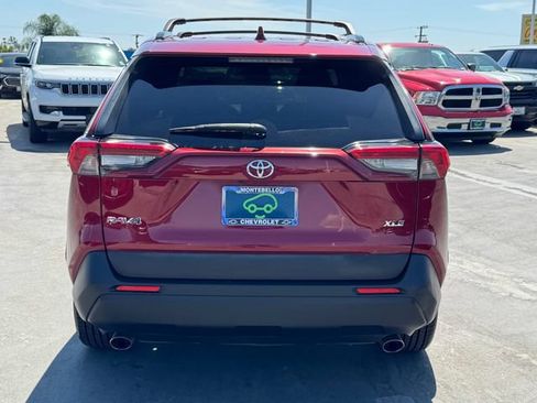 Used 2021 Toyota RAV4 XLE Premium w/ Carpet Mat Package (TMS) FWD image 3