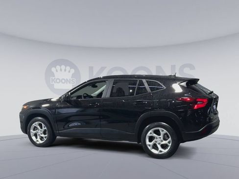 Used 2024 Chevrolet Trax LS w/ LS Convenience Package FWD image 8