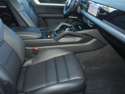 Certified 2025 Porsche Cayenne Coupe AWD/4WD image 26