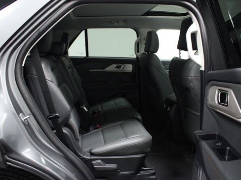 Used 2025 Ford Explorer Active w/ Active Comfort Package image 16