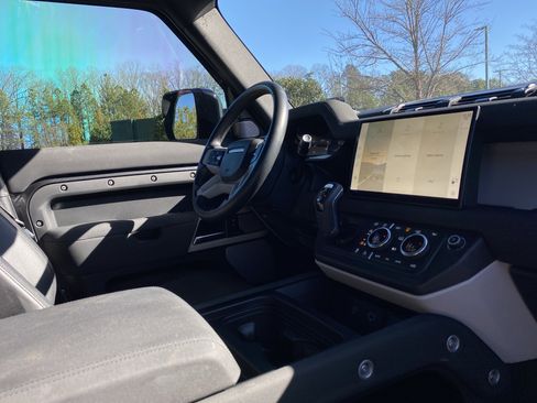 Used 2023 Land Rover Defender 130 X-Dynamic SE image 6