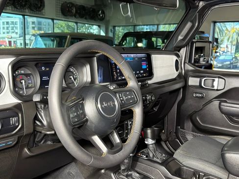 Used 2024 Jeep Wrangler Unlimited image 11