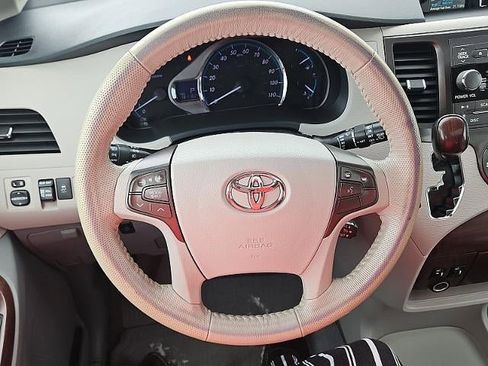 Used 2012 Toyota Sienna XLE image 28