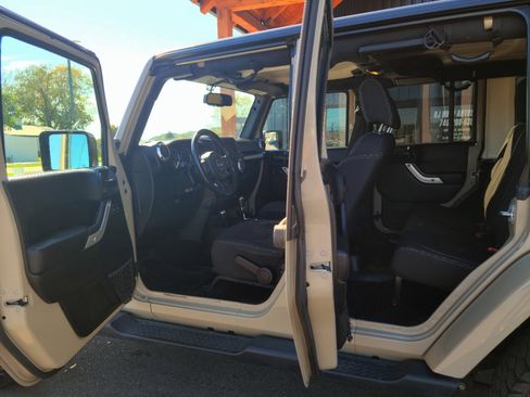 Used 2018 Jeep Wrangler Unlimited Sahara w/ Dual Top Group image 7