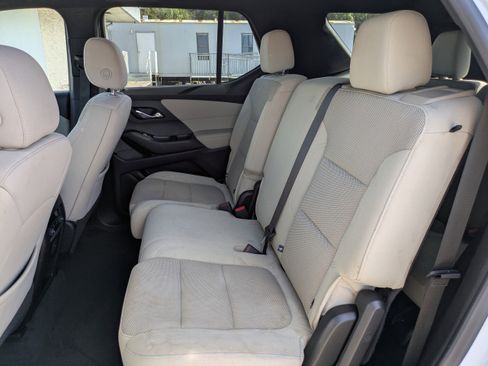 Used 2022 Chevrolet Traverse LS image 15
