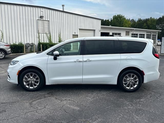 Used 2023 Chrysler Pacifica Touring-L AWD/4WD image 7
