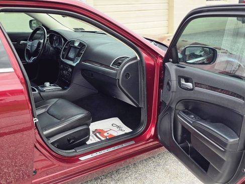 Used 2019 Chrysler 300 Limited AWD/4WD image 15