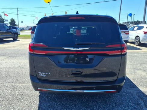 Used 2023 Chrysler Pacifica Touring-L FWD image 3