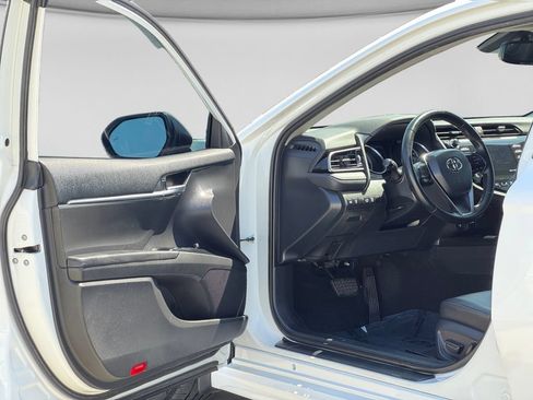 Used 2020 Toyota Camry SE w/ Sunroof Package FWD image 8