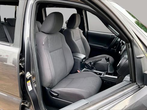 Used 2018 Toyota Tacoma TRD Off-Road w/ Technology Package AWD/4WD image 9