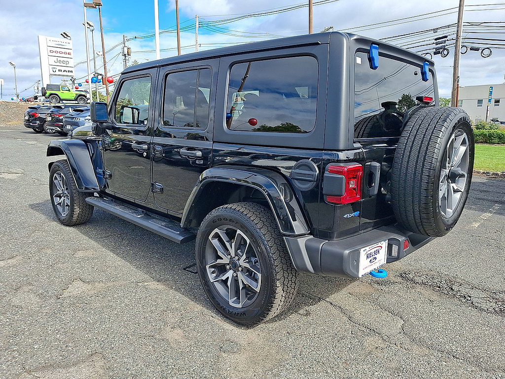 Used 2024 Jeep Wrangler Unlimited w/ Convenience Group AWD/4WD image 28