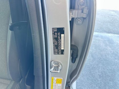 Used 2024 Volvo XC40 B5 Core image 30