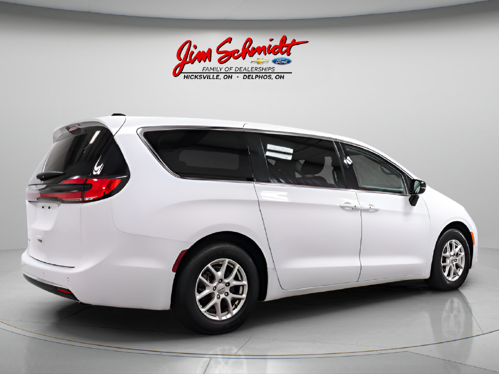 Used 2024 Chrysler Pacifica Touring-L FWD image 6